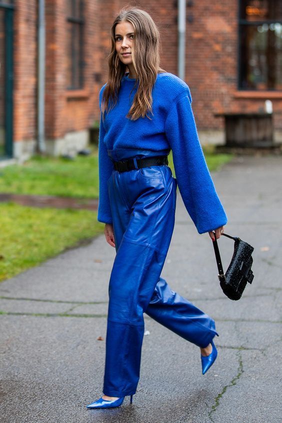 μπλε ηλεκτρίκ-δερμάτινο παντελόνι-και-πουλόβερ-ιδέες- μπλε ηλεκτρίκ-δερμάτινο παντελόνι-και-πουλόβερ-ιδέες-