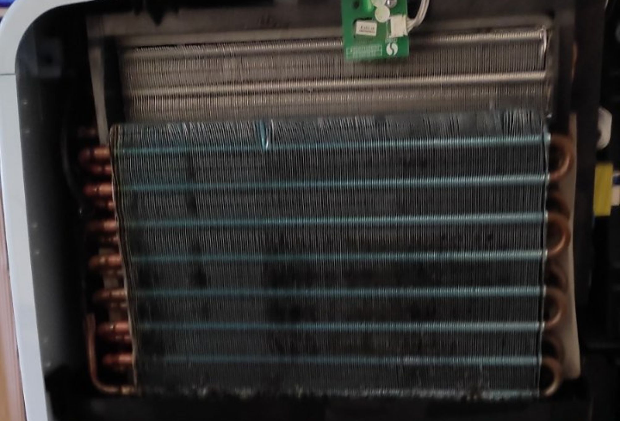 Πώς να καθαρίσετε και να απολυμάνετε σωστά τον αφυγραντήρα σας