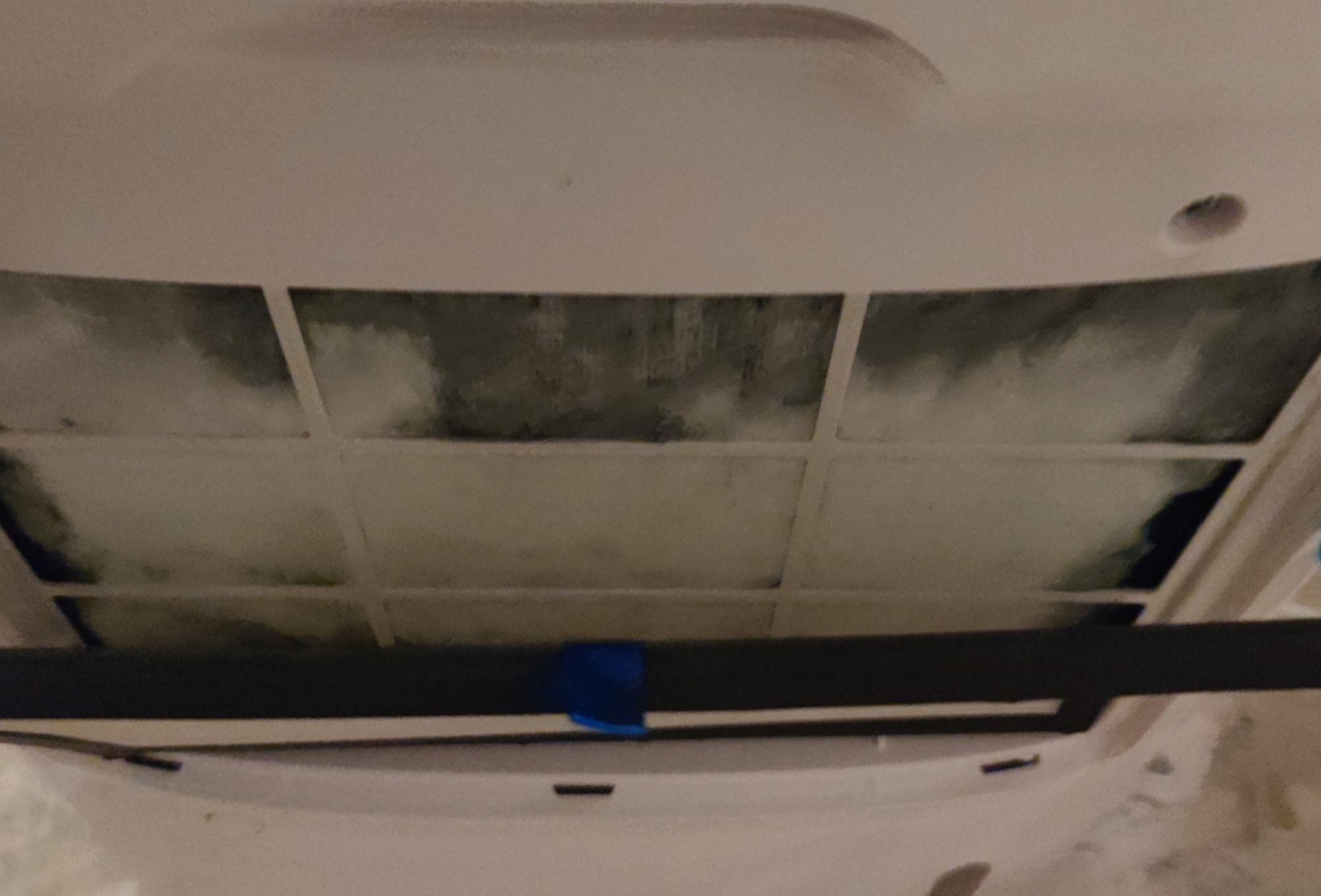 Πώς να καθαρίσετε και να απολυμάνετε σωστά τον αφυγραντήρα σας