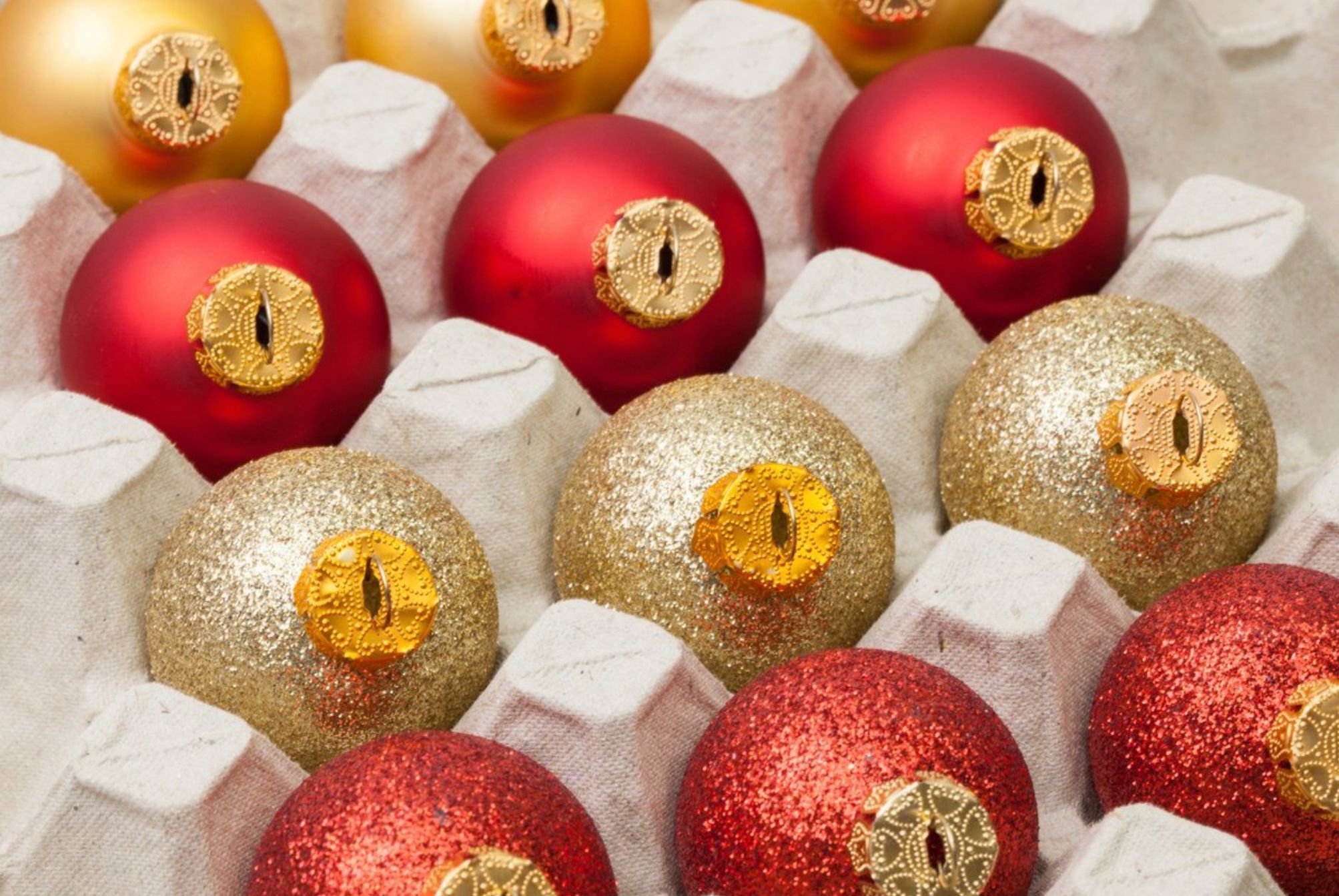 Χριστουγεννιάτικο δέντρο λαμπάκια και στολίδια: Αποθηκεύστε τα εύκολα και γρήγορα