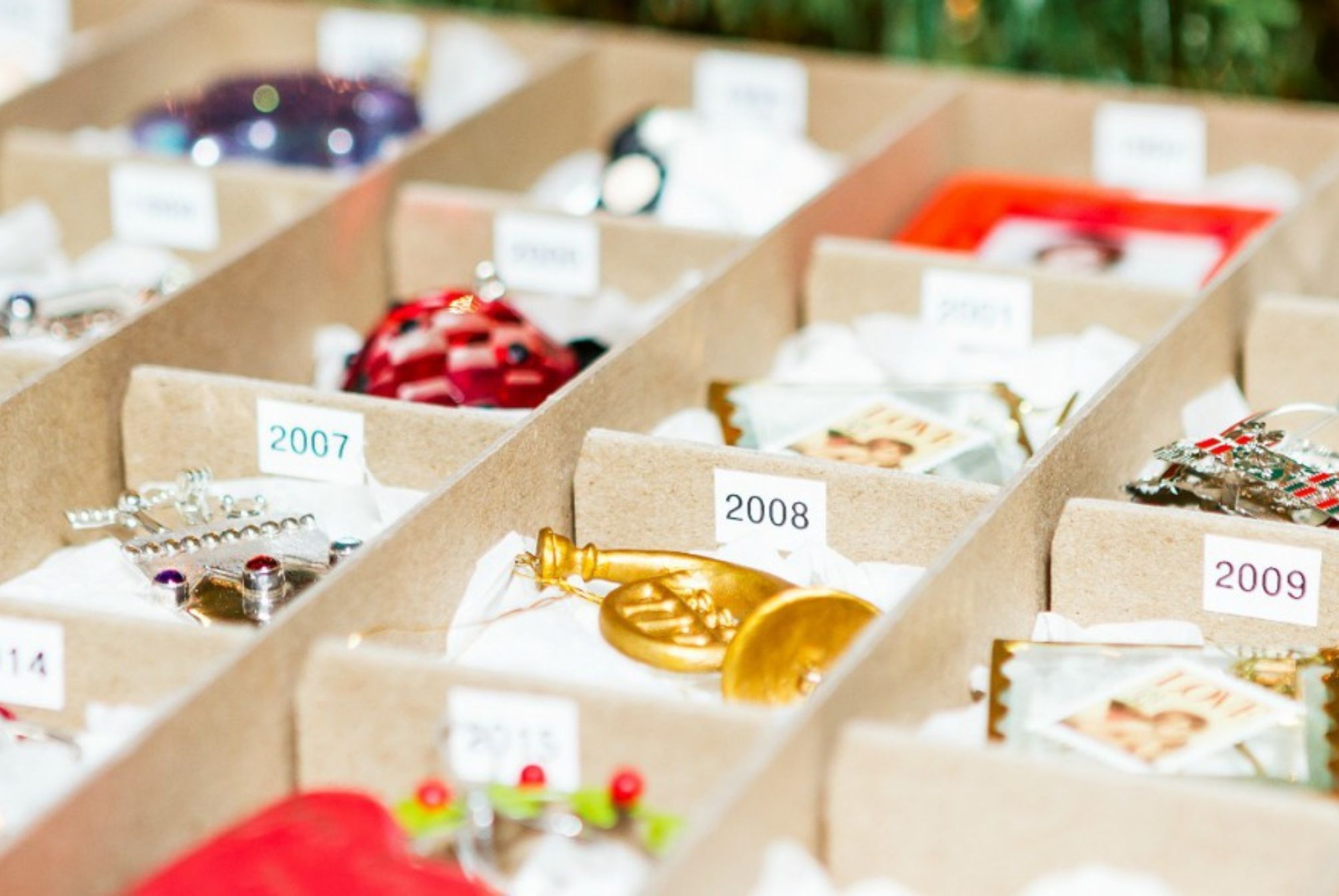 Χριστουγεννιάτικο δέντρο λαμπάκια και στολίδια: Αποθηκεύστε τα εύκολα και γρήγορα