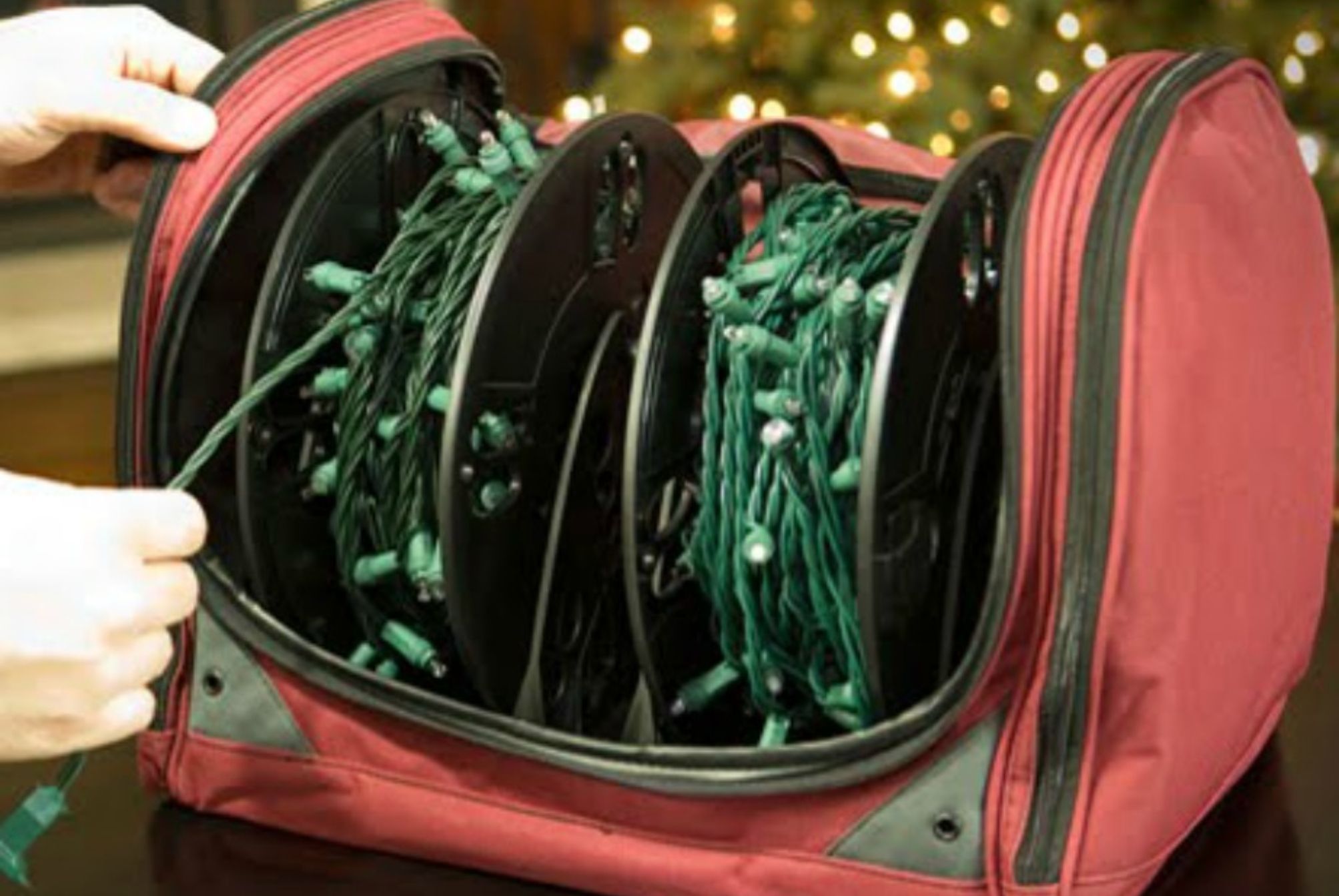 Χριστουγεννιάτικο δέντρο λαμπάκια και στολίδια: Αποθηκεύστε τα εύκολα και γρήγορα