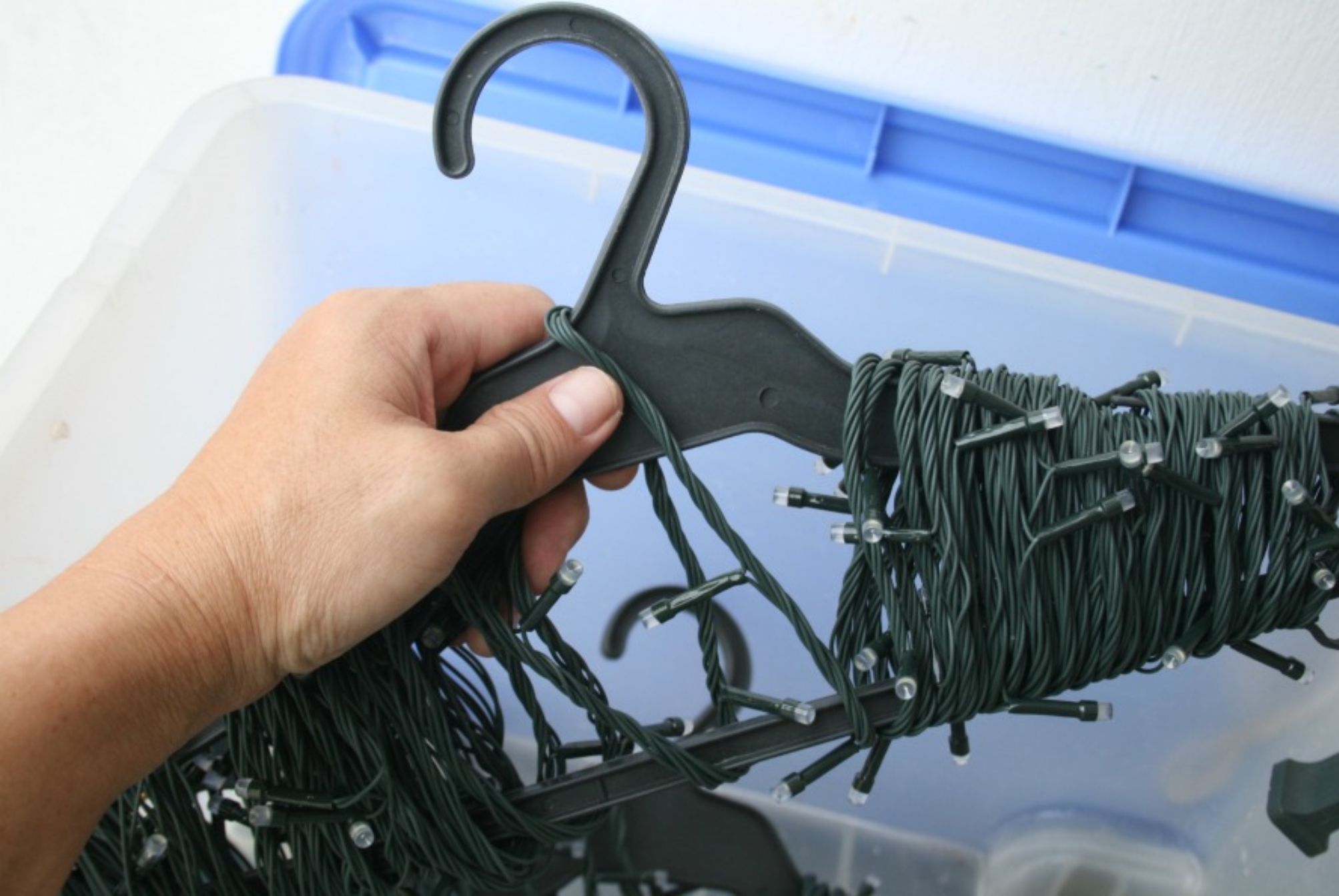 Χριστουγεννιάτικο δέντρο λαμπάκια και στολίδια: Αποθηκεύστε τα εύκολα και γρήγορα