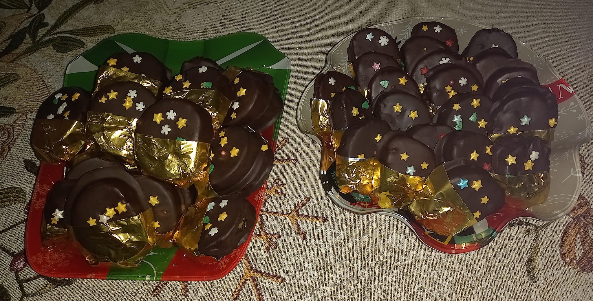 καριόκες-από-μελομακάρονα-και-κουραμπιέδες-συνταγή-