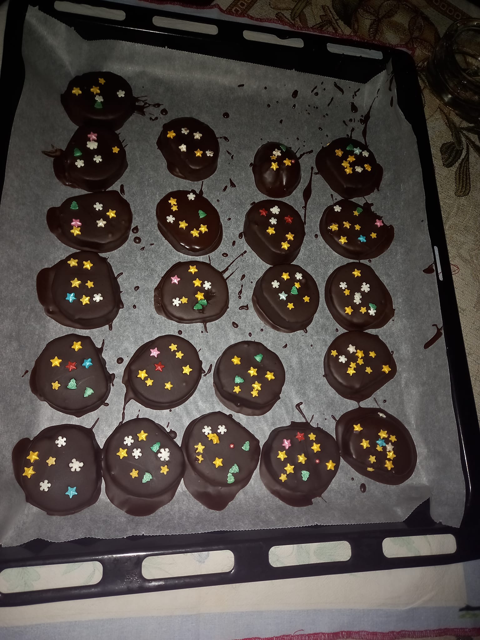 καριόκες-από-μελομακάρονα-και-κουραμπιέδες-συνταγή-