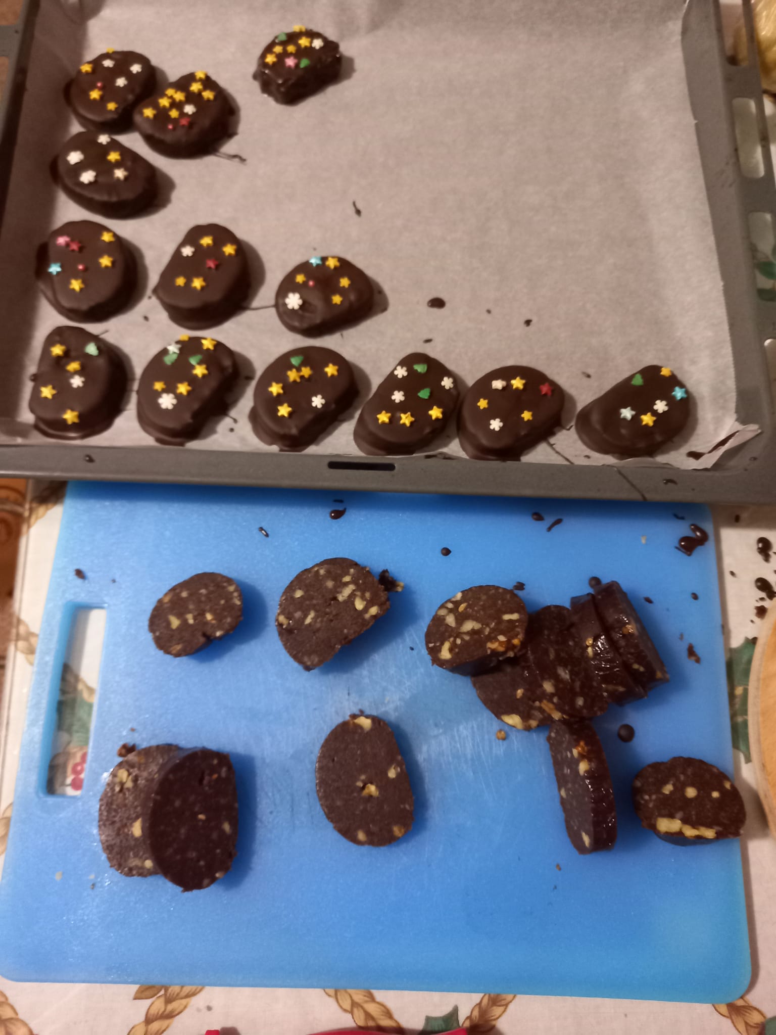 καριόκες-από-μελομακάρονα-και-κουραμπιέδες-συνταγή-