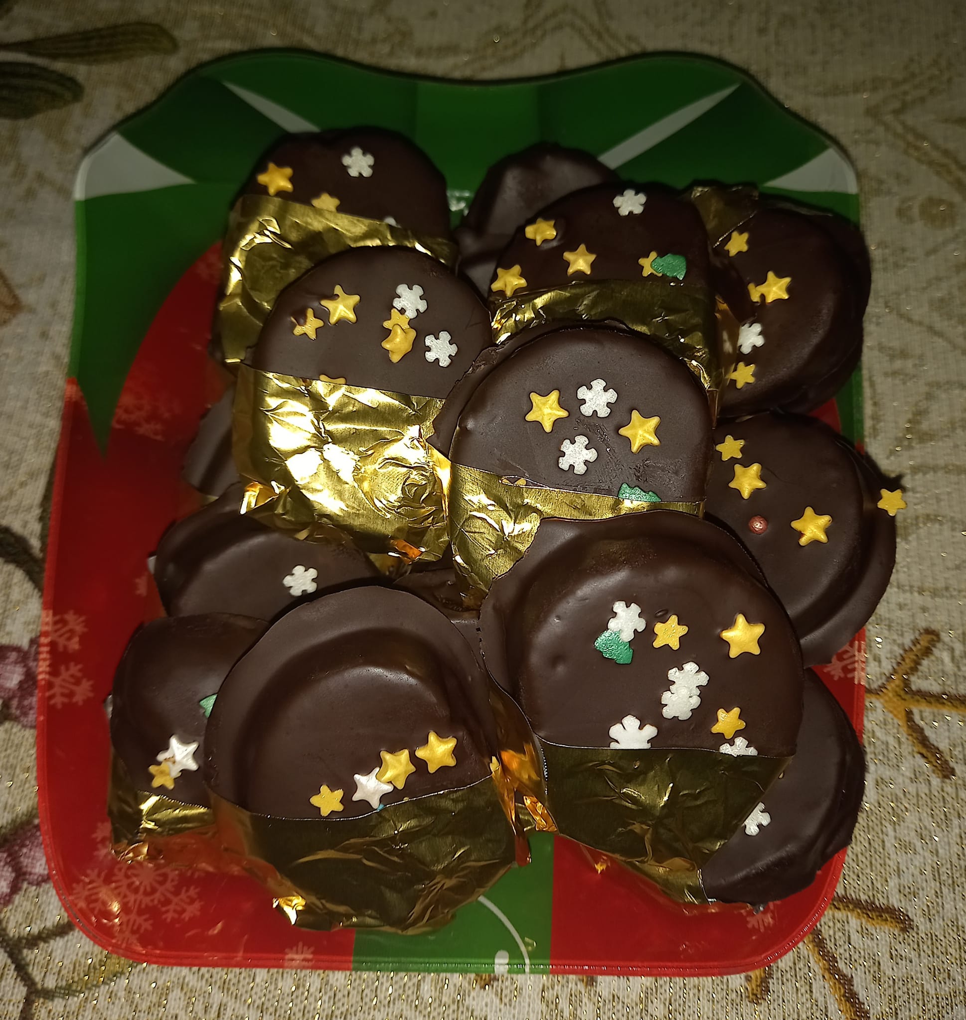 καριόκες-από-μελομακάρονα-και-κουραμπιέδες-συνταγή-