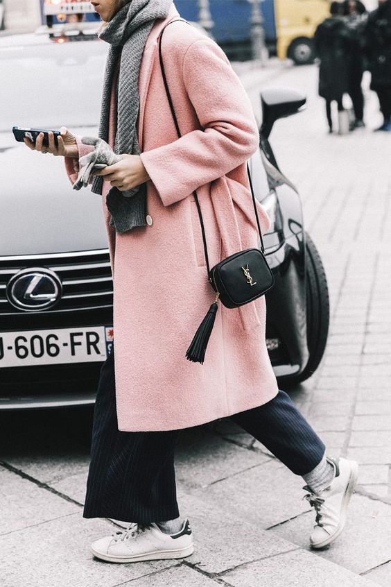 απαλό ροζ-στο-γυναικείο ντύσιμο-Χειμώνας 2024-τάσεις 2024-