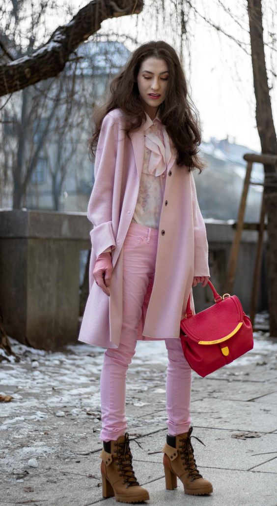 απαλό ροζ-στο-γυναικείο ντύσιμο-Χειμώνας 2024-τάσεις 2024-
