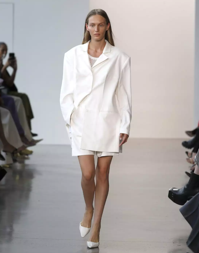 λευκό-στο-γυναικείο ντύσιμο-Χειμώνας 2024-τάσεις 2024-