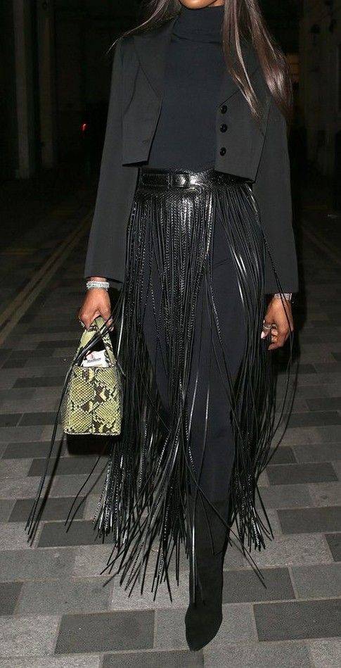 κρόσσια στα-ρούχα-στο-γυναικείο ντύσιμο-Χειμώνας 2024-τάσεις 2024-