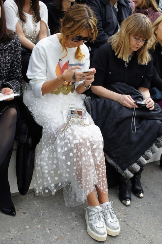 transparent-φούστες-στο-γυναικείο ντύσιμο-Χειμώνας 2024-τάσεις 2024-