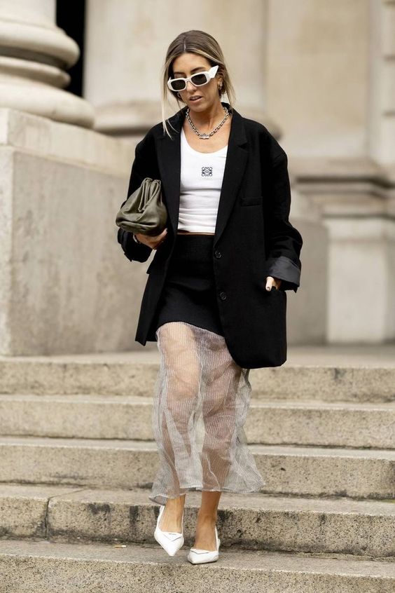 transparent-φούστες-στο-γυναικείο ντύσιμο-Χειμώνας 2024-τάσεις 2024-