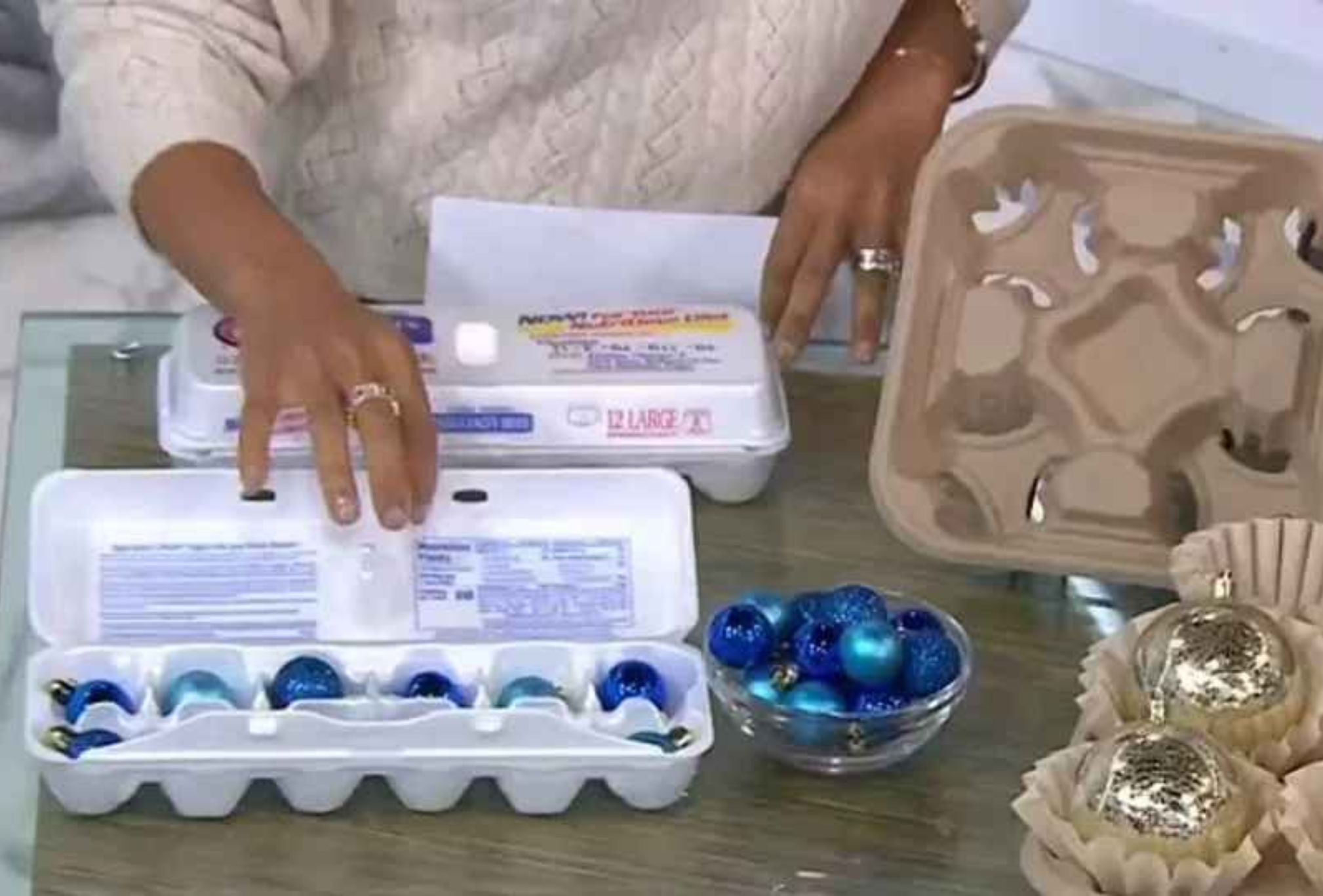 Έξυπνα κόλπα για το ξεστόλισμα του σπιτιού: Αποθηκεύστε το δέντρο τα στολίδια χωρίς να σπάσουν και τα λαμπάκια χωρίς να μπερδευτούν