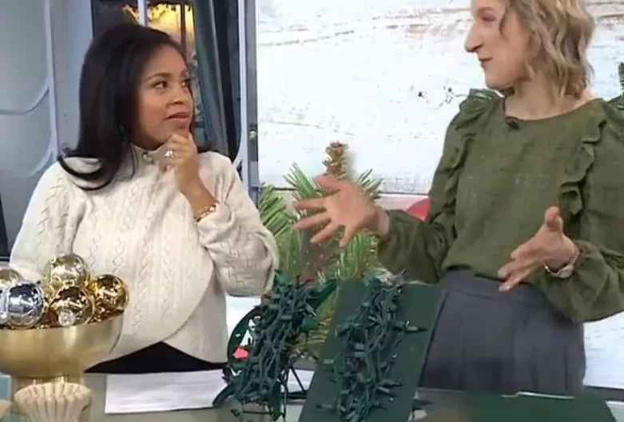 Έξυπνα κόλπα για το ξεστόλισμα του σπιτιού: Αποθηκεύστε το δέντρο τα στολίδια χωρίς να σπάσουν και τα λαμπάκια χωρίς να μπερδευτούν