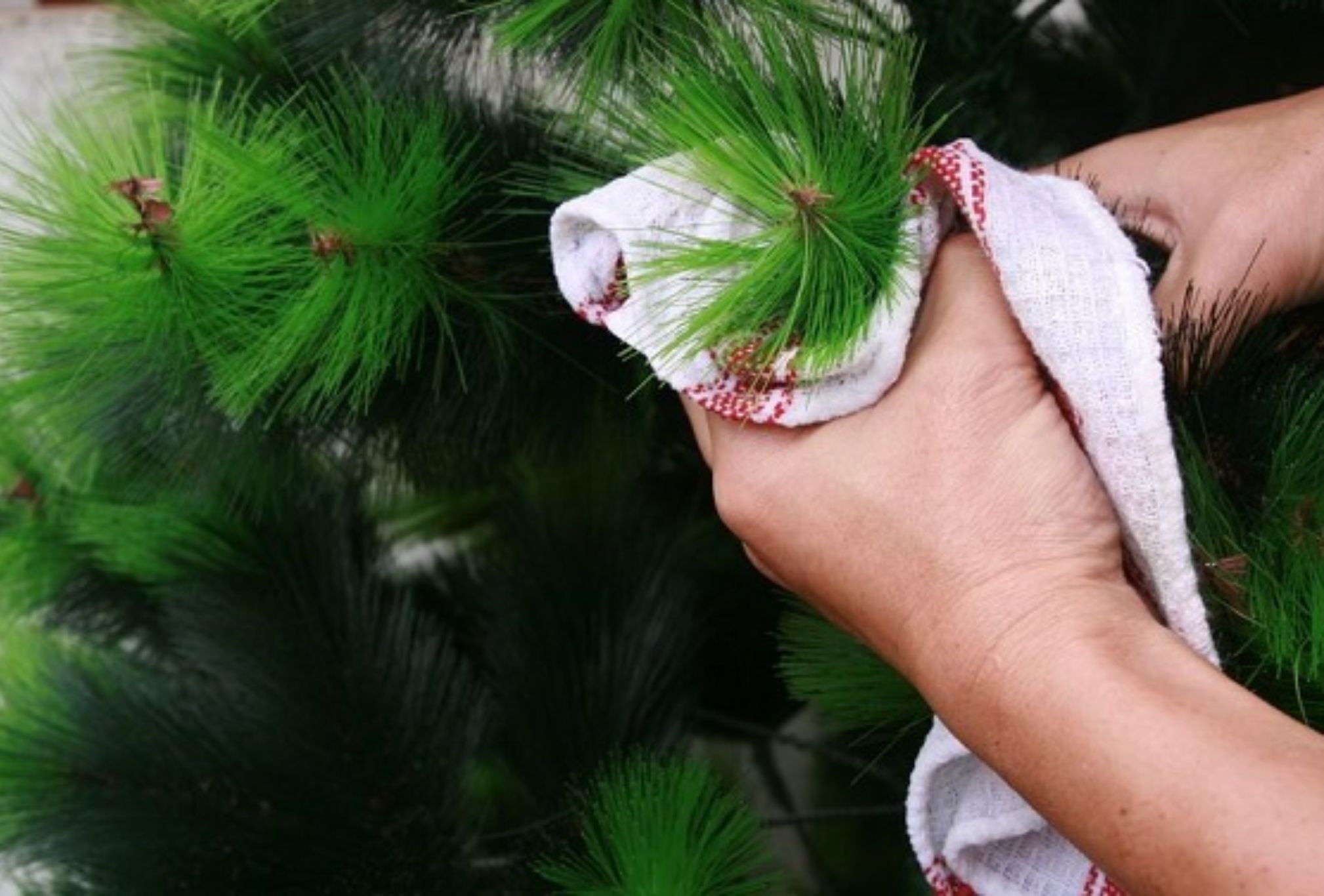 Έξυπνα κόλπα για το ξεστόλισμα του σπιτιού: Αποθηκεύστε το δέντρο τα στολίδια χωρίς να σπάσουν και τα λαμπάκια χωρίς να μπερδευτούν