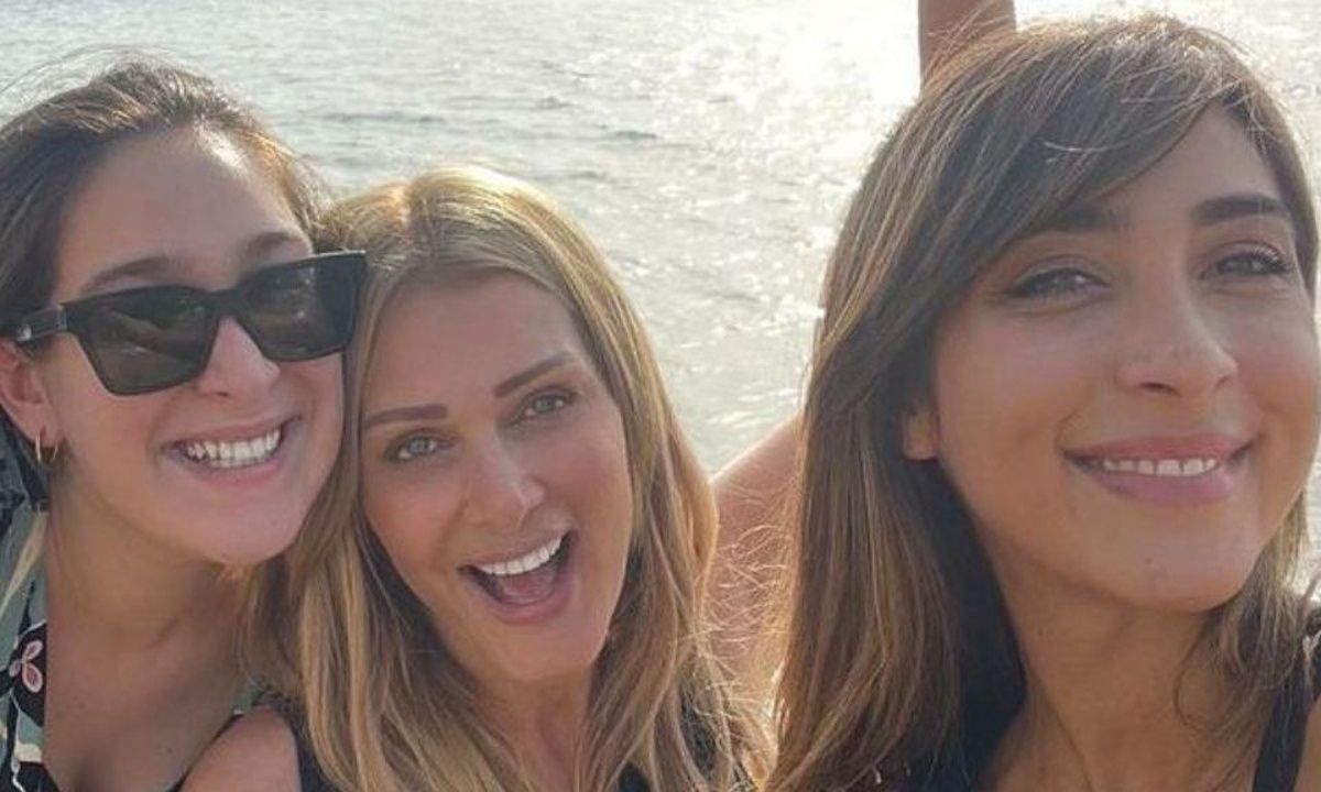 Νατάσσα Θεοδωρίδου : Η κοπή της Πίτας με τα παιδιά της στην ολόλευκη κουζίνα της – Φωτογραφίες