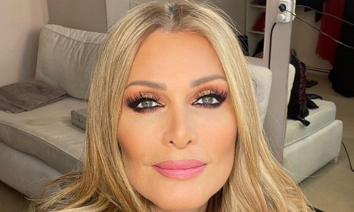 Νατάσσα Θεοδωρίδου : Η κοπή της Πίτας με τα παιδιά της στην ολόλευκη κουζίνα της – Φωτογραφίες