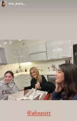 Νατάσσα Θεοδωρίδου : Η κοπή της Πίτας με τα παιδιά της στην ολόλευκη κουζίνα της – Φωτογραφίες