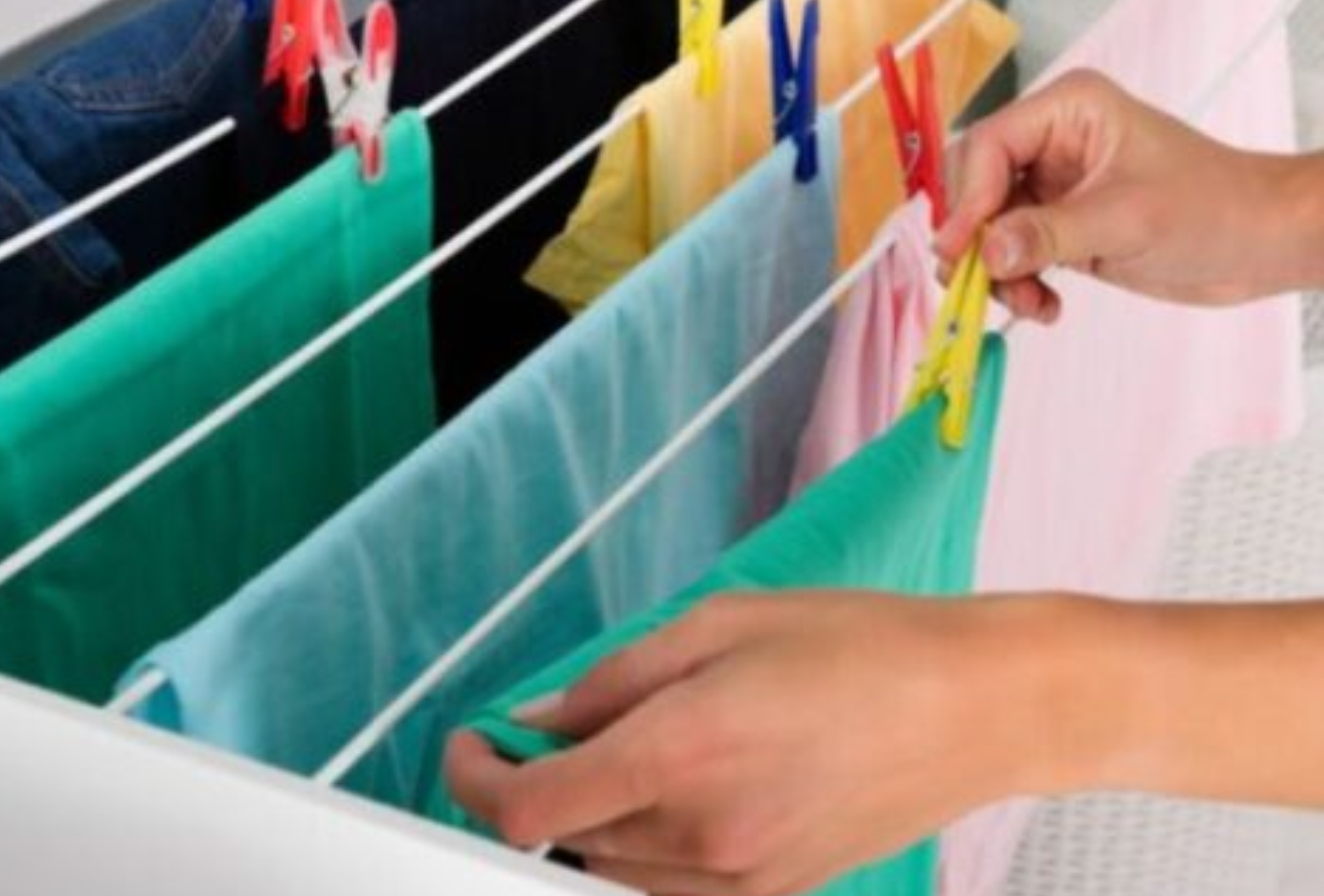Τσαλακωμένα ρούχα που μυρίζουν και δεν στεγνώνουν με τίποτα: 12 έξυπνα κόλπα για να απλώσετε σωστά τα πλυμένα ρούχα