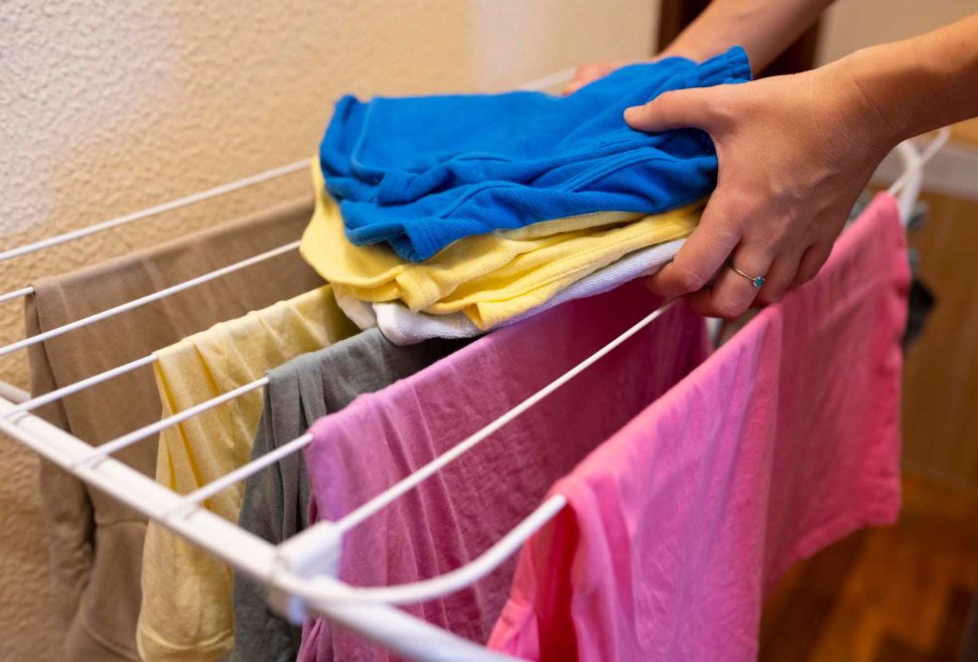 Τσαλακωμένα ρούχα που μυρίζουν και δεν στεγνώνουν με τίποτα: 12 έξυπνα κόλπα για να απλώσετε σωστά τα πλυμένα ρούχα