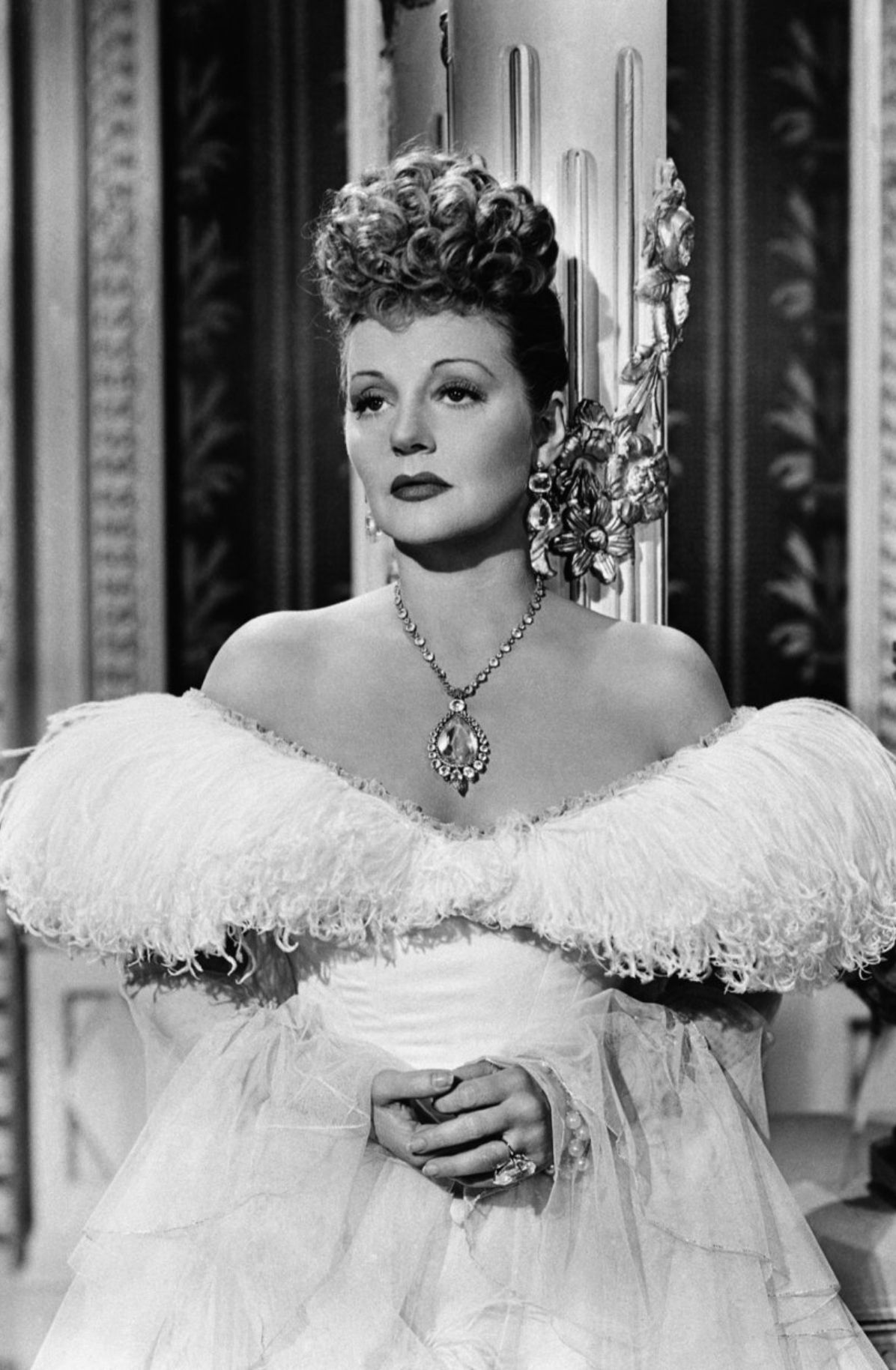 Tallulah Bankhead: Η ζωή και η εκρηκτική προσωπικότητα της γυναίκας που ενέπνευσε τον χαρακτήρα της Κρουέλα ντε Βιλ