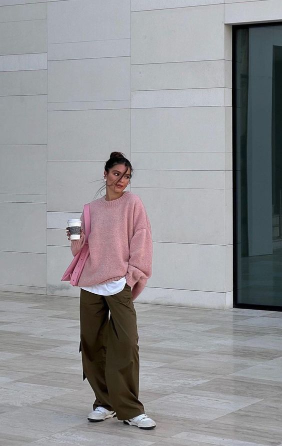 χακί-baggy pant-με-ροζ-πουλόβερ-ιδέες-