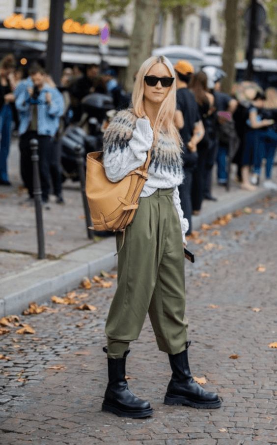 χακί-baggy pant-με-πουλόβερ-και-αρβυλάκια-ιδέες-