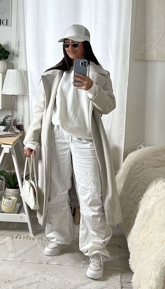 total white-ντύσιμο-με-baggy pant-και-καπαρντίνα-ιδέες-