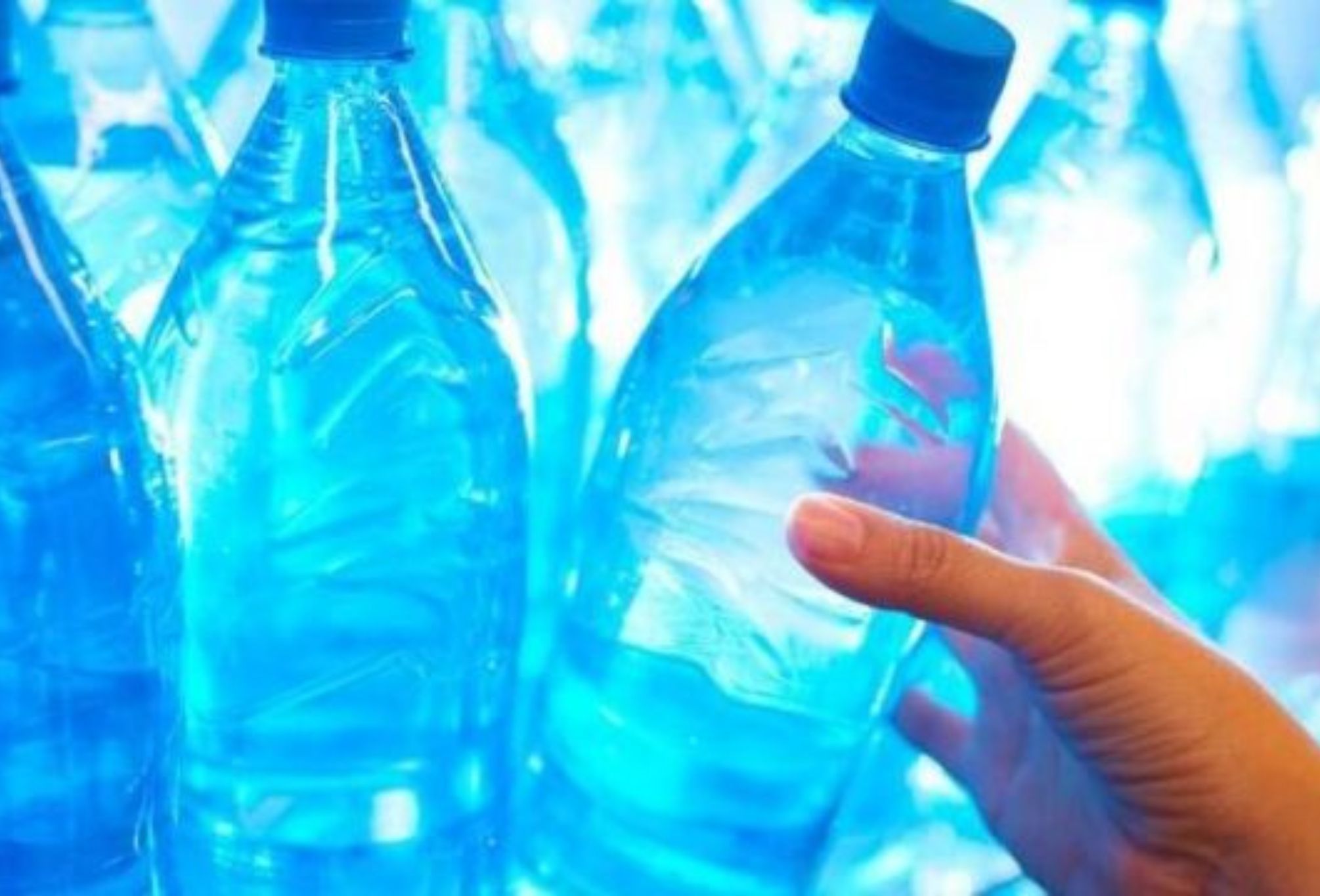 Εμφιαλωμένο νερό: Έρευνα έδειξε ότι μπορεί να περιέχει χιλιάδες μικροσκοπικά κομμάτια πλαστικού
