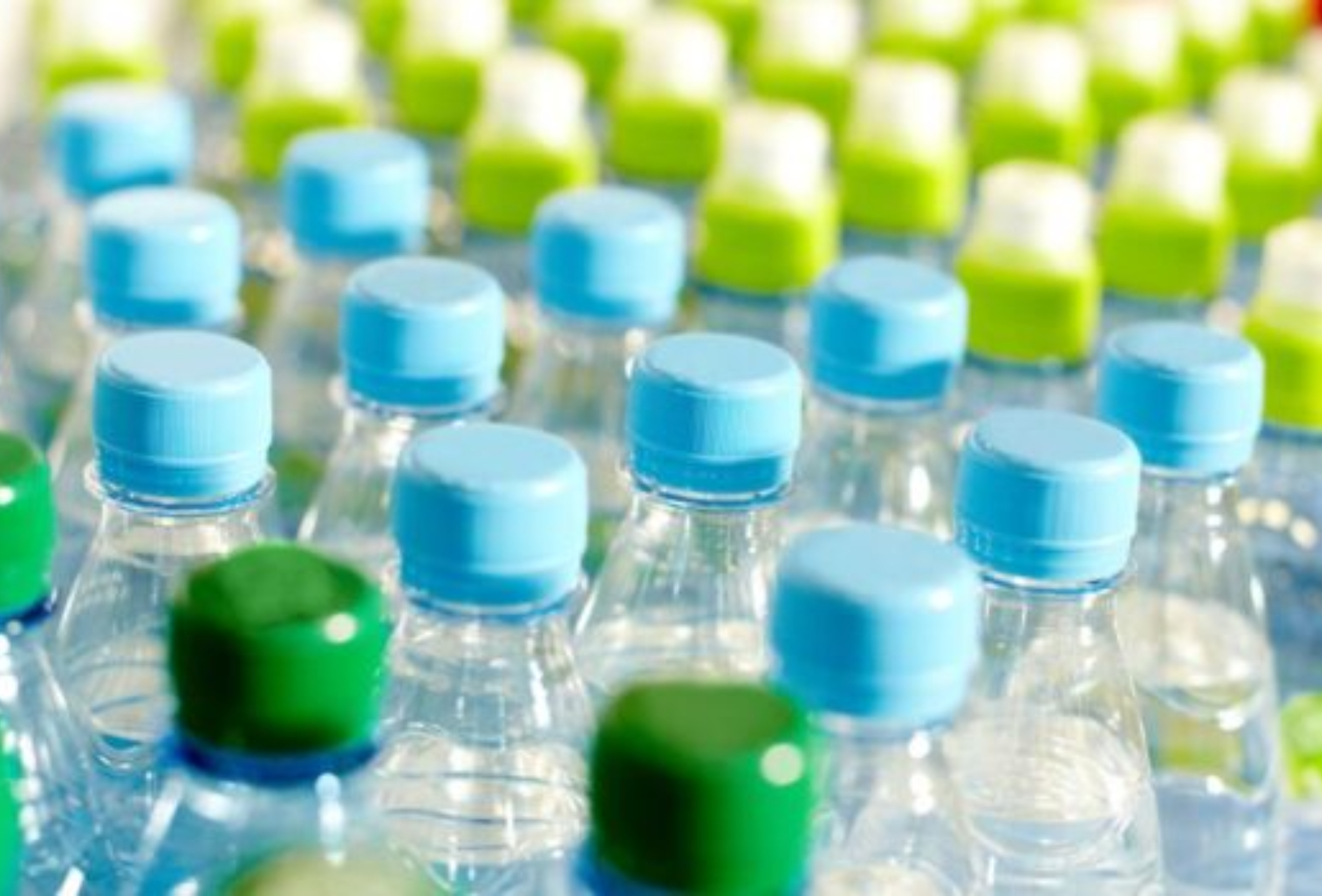 Εμφιαλωμένο νερό: Έρευνα έδειξε ότι μπορεί να περιέχει χιλιάδες μικροσκοπικά κομμάτια πλαστικού