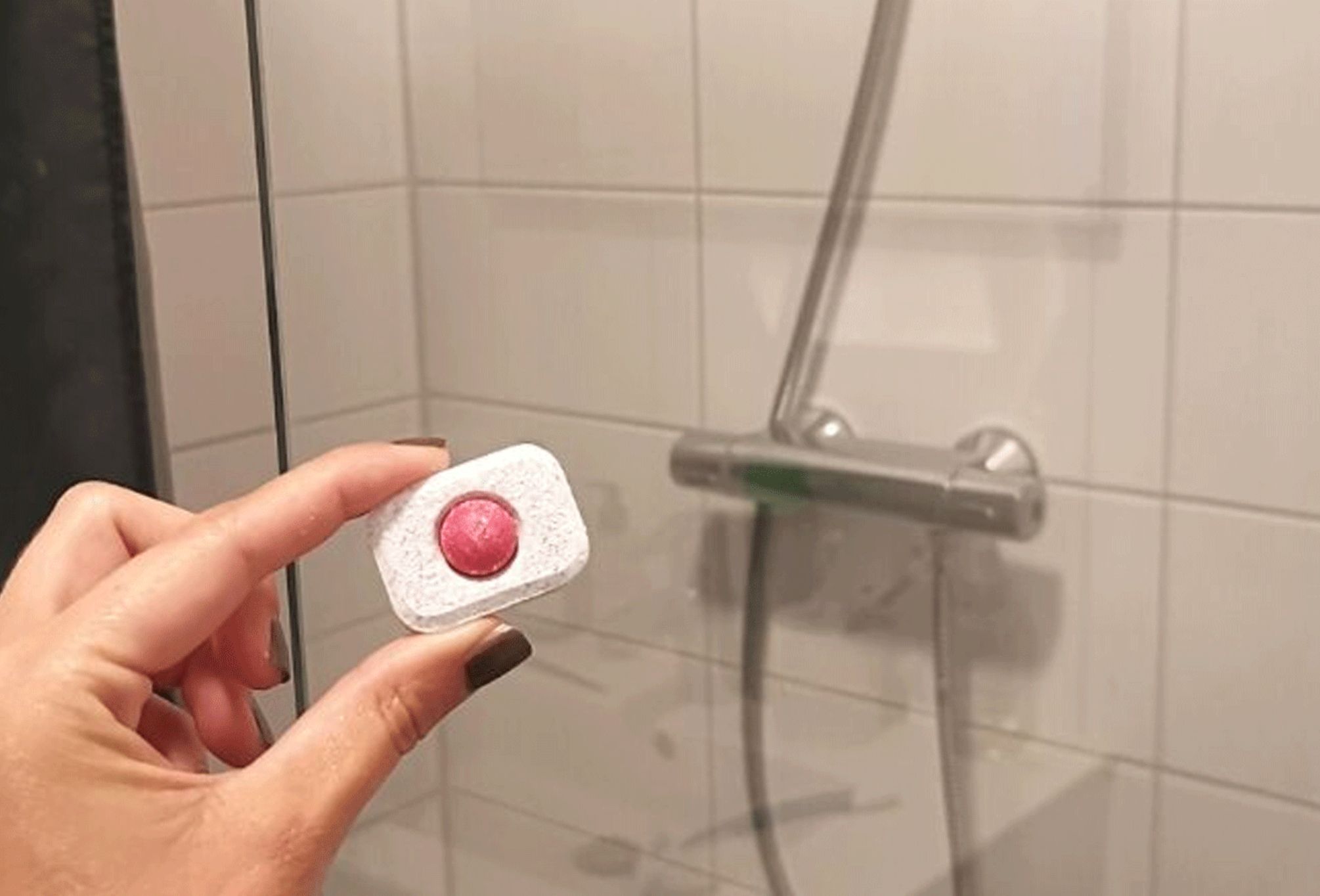 Συσσωρευμένα άλατα και βρωμιά στο ντους: Πως να το κάνουμε να αστράφτει με μια ταμπλέτα πλυντηρίου πιάτων