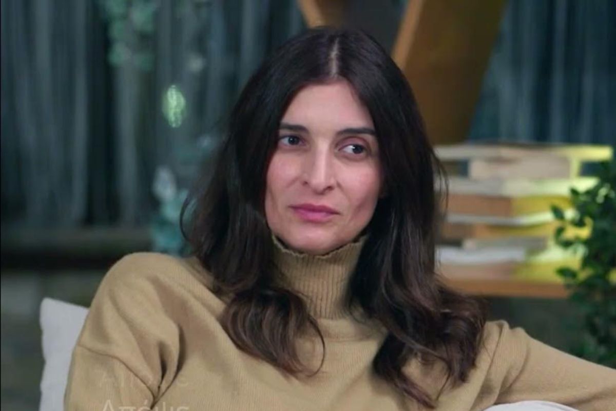 Η Γη της Ελιάς-Ιουλία- Η Γη της Ελιάς-Ιουλία-