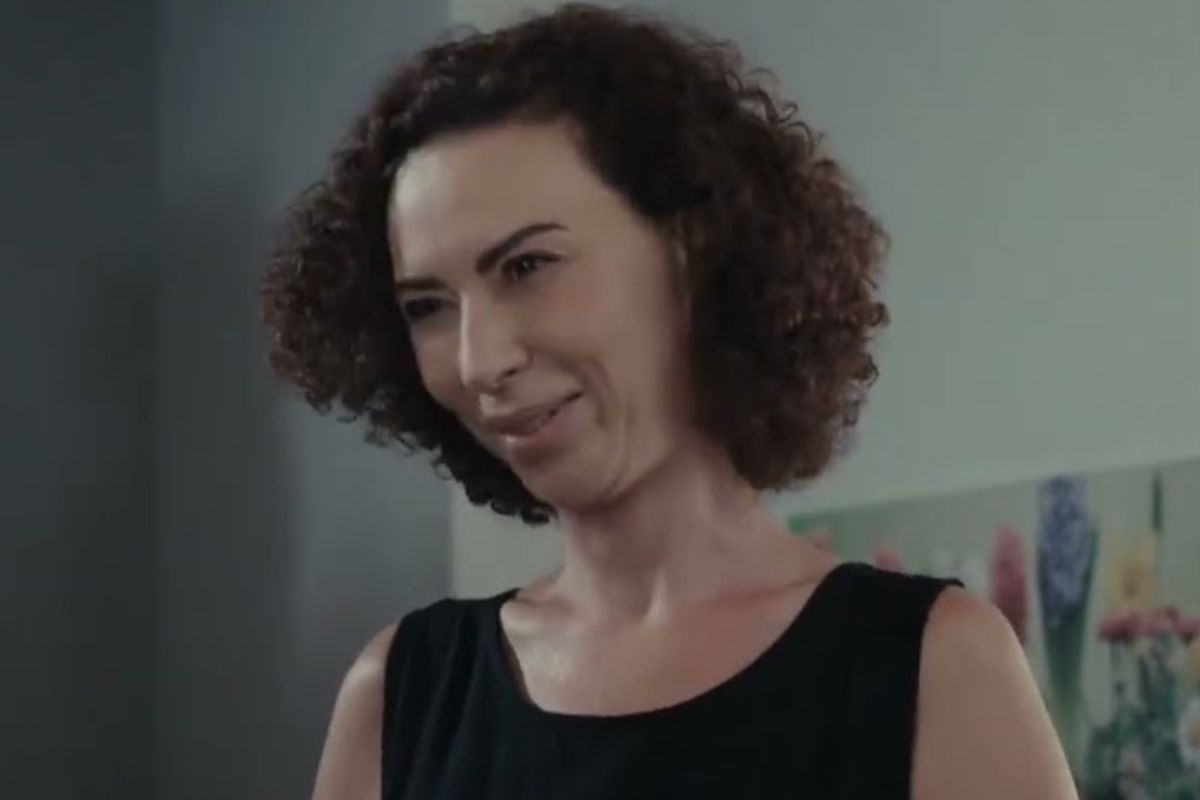 Η Γη της Ελιάς: Ο Στάθης λέει ψέμματα στην Αρετή για να ηρεμήσει την τρέλα της