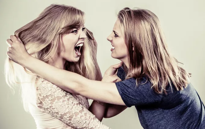 η-γυναίκα-του-αδερφού-μου-τον-παντρεύτηκε-μόνο-για-τα-λεφτά-του-