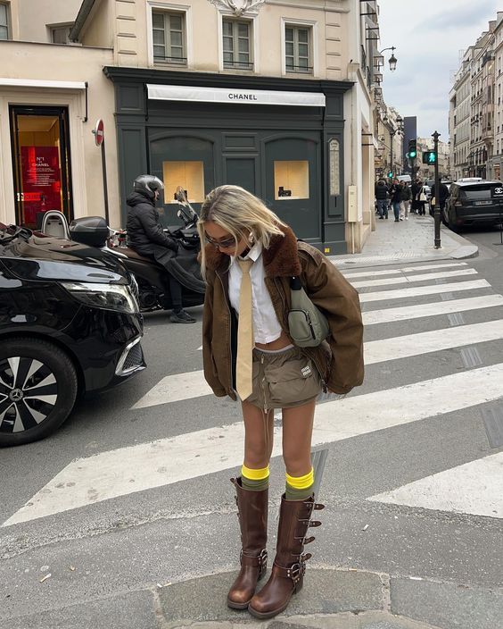 μεγάλες-κάλτσες-με-μίνι-φούστα-Y2K-ιδέες- μεγάλες-κάλτσες-με-μίνι-φούστα-Y2K-ιδέες-