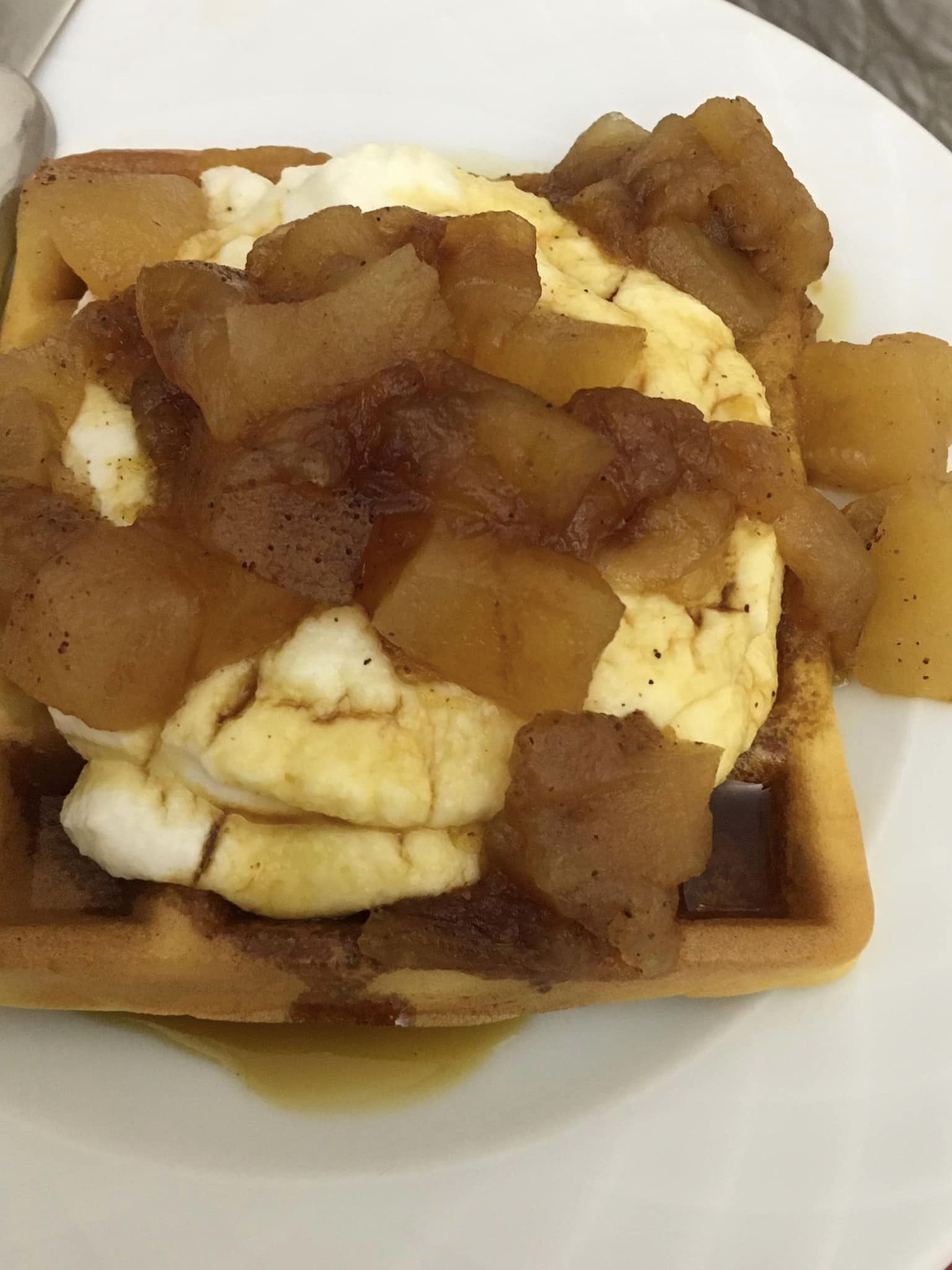 βάφλες-με-σιμιγδαλόκρεμα-και-κομπόστα μήλου-συνταγή-