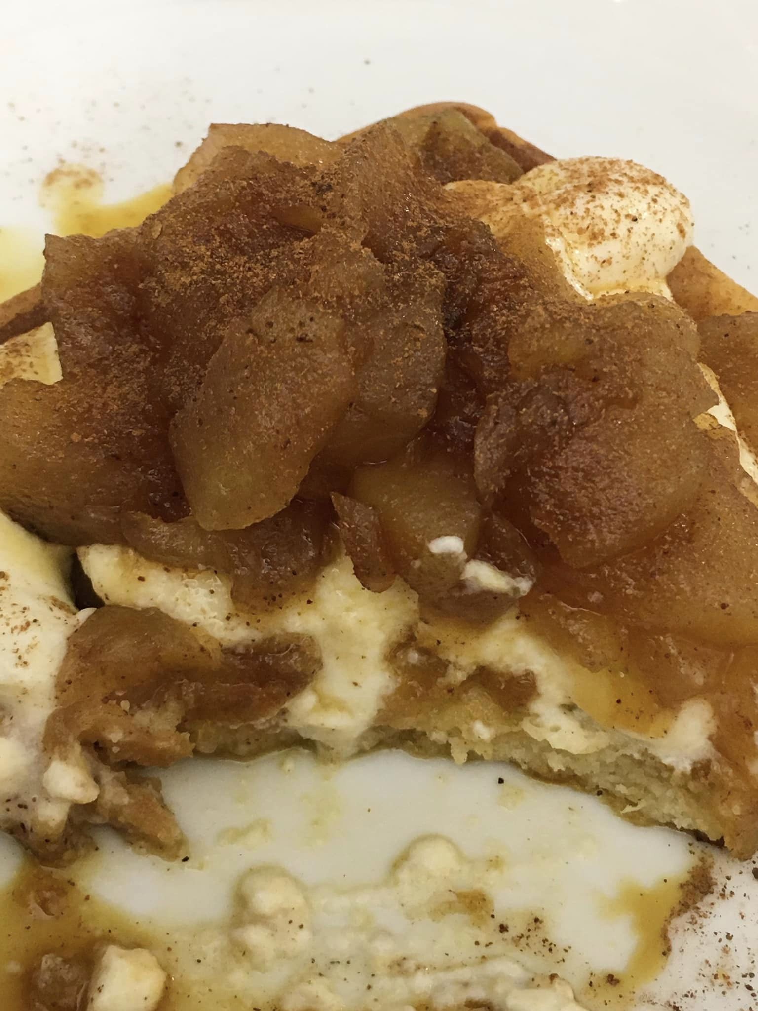 βάφλες-με-σιμιγδαλόκρεμα-και-κομπόστα μήλου-συνταγή-