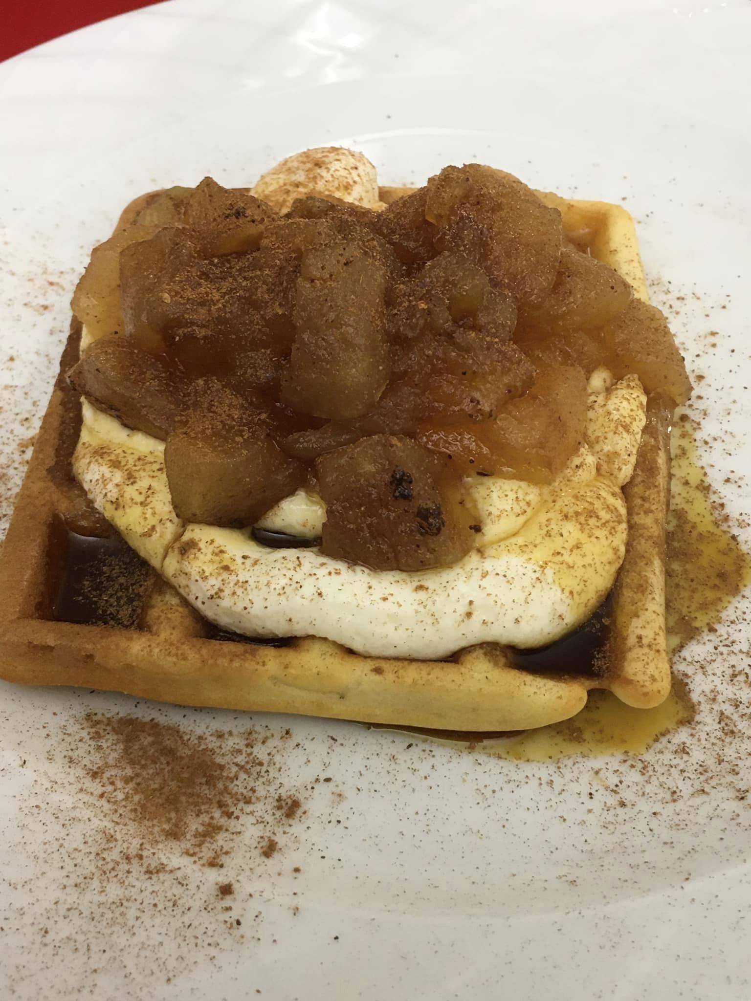 βάφλες-με-σιμιγδαλόκρεμα-και-κομπόστα μήλου-συνταγή-