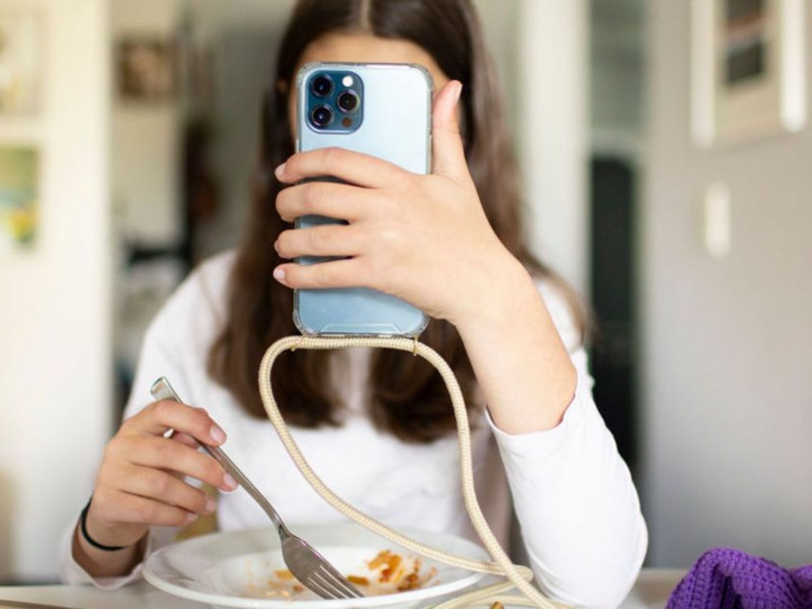 η-κόρη-μου-είναι-συνεχώς-με-το-κινητό-και-όταν-την-παίρνω-τηλέφωνο-δεν-το-σηκώνει-και-λέει-πως-δεν-το-άκουσε-