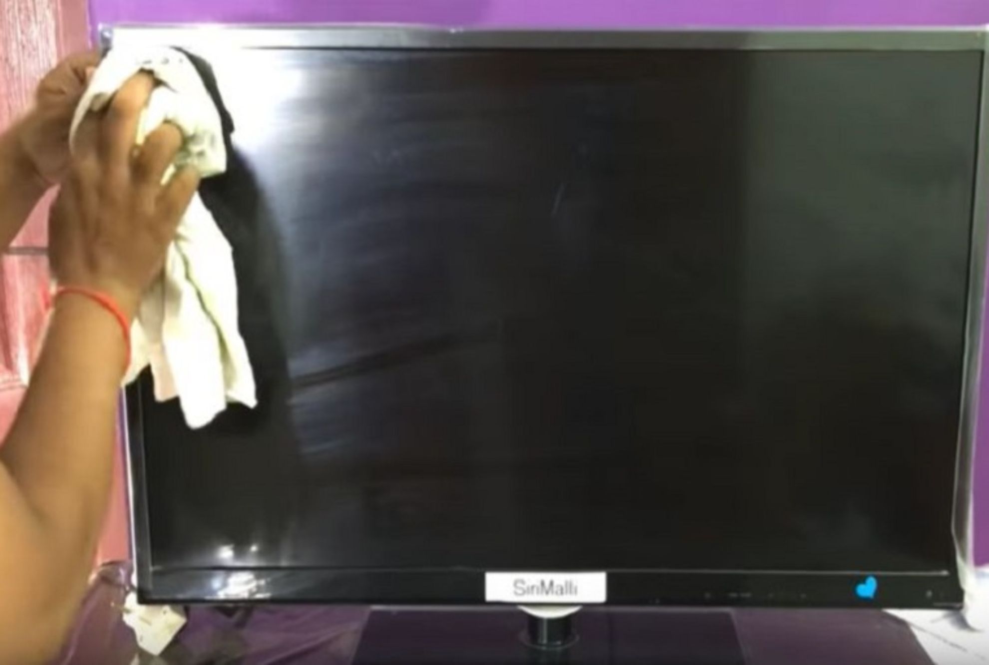 Λάθη που κάνουμε όταν καθαρίζουμε την τηλεόραση και μπορεί να την καταστρέψουν