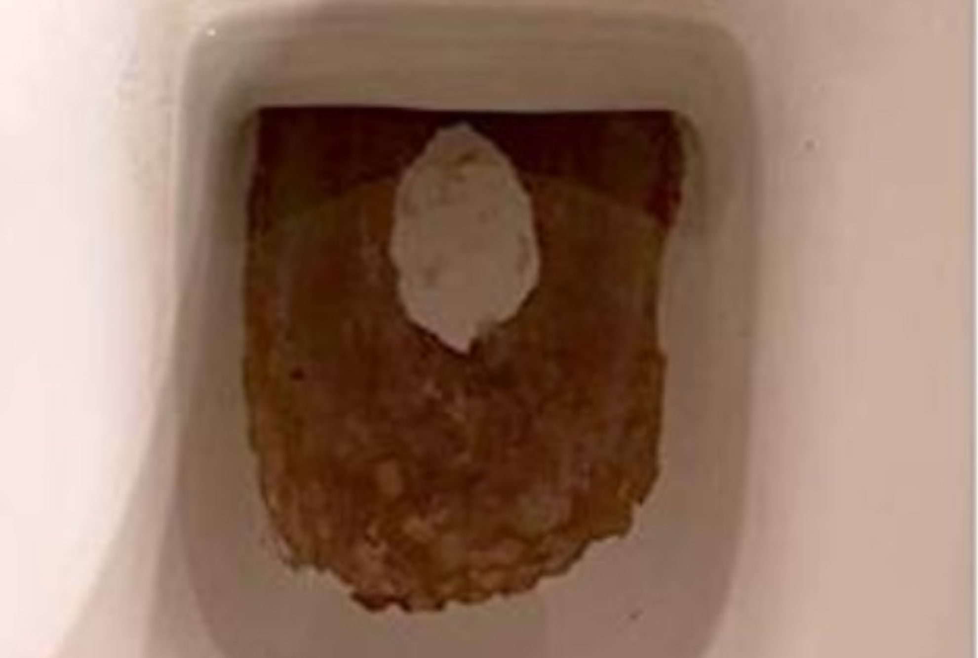 Πουρί μαυρίλες και καφέ σημάδια στον πάτο της τουαλέτας: