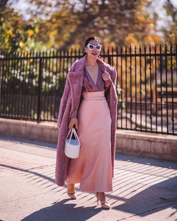 peach fuzz-φούστα-με-μοβ-γούνινο πανωφόρι-και-μοβ τοπ-ιδέες-