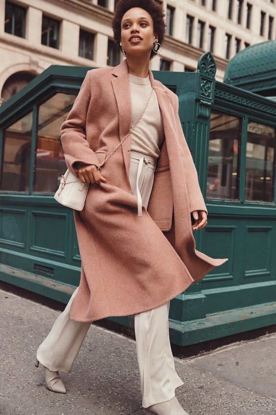 peach fuzz-ντύσιμο-με-μπεζ παντελόνι-και-μπλούζα-ιδέες-