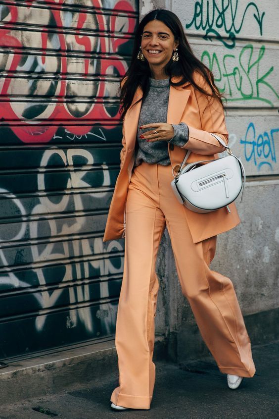 peach fuzz-σακάκι-και-παντελόνι-με-γκρι-πουλόβερ-ιδέες-