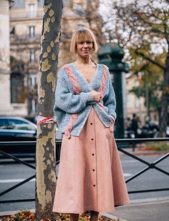 peach fuzz-μάξι φούστα-με-θαλασσί-πλεκτή ζακέτα-ιδέες-