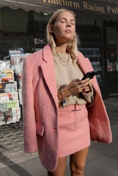 ιδέες-για-peach fuzz-γυναικείο ντύσιμο-Χειμώνας 2024-τάσεις 2024-