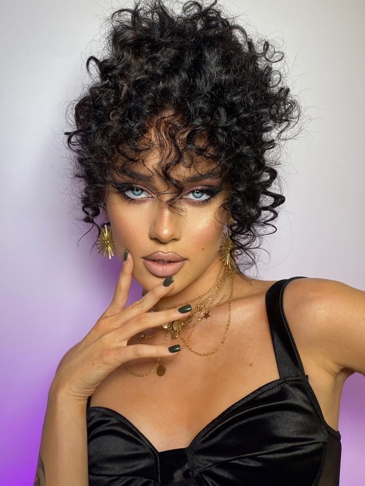 lip contouring-με-καφέ-μολύβι-και-μπεζ-κραγιόν-ιδέες-