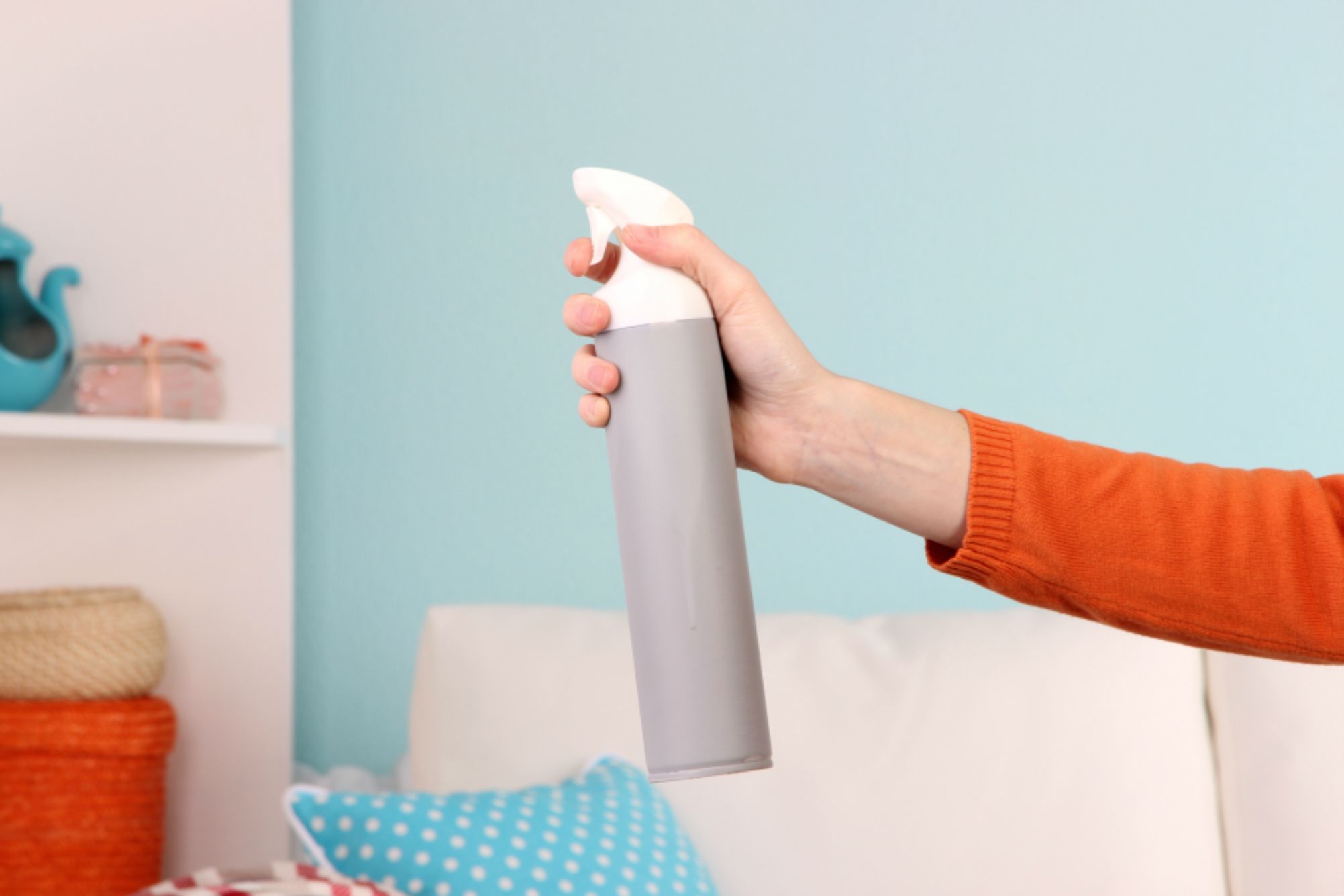 Άσχημες μυρωδιές σε χαλιά και κουρτίνες: Κάντε τα να μοσχομυρίσουν με 2 διαφορετικά σπιτικά αρωματικά σπρέι