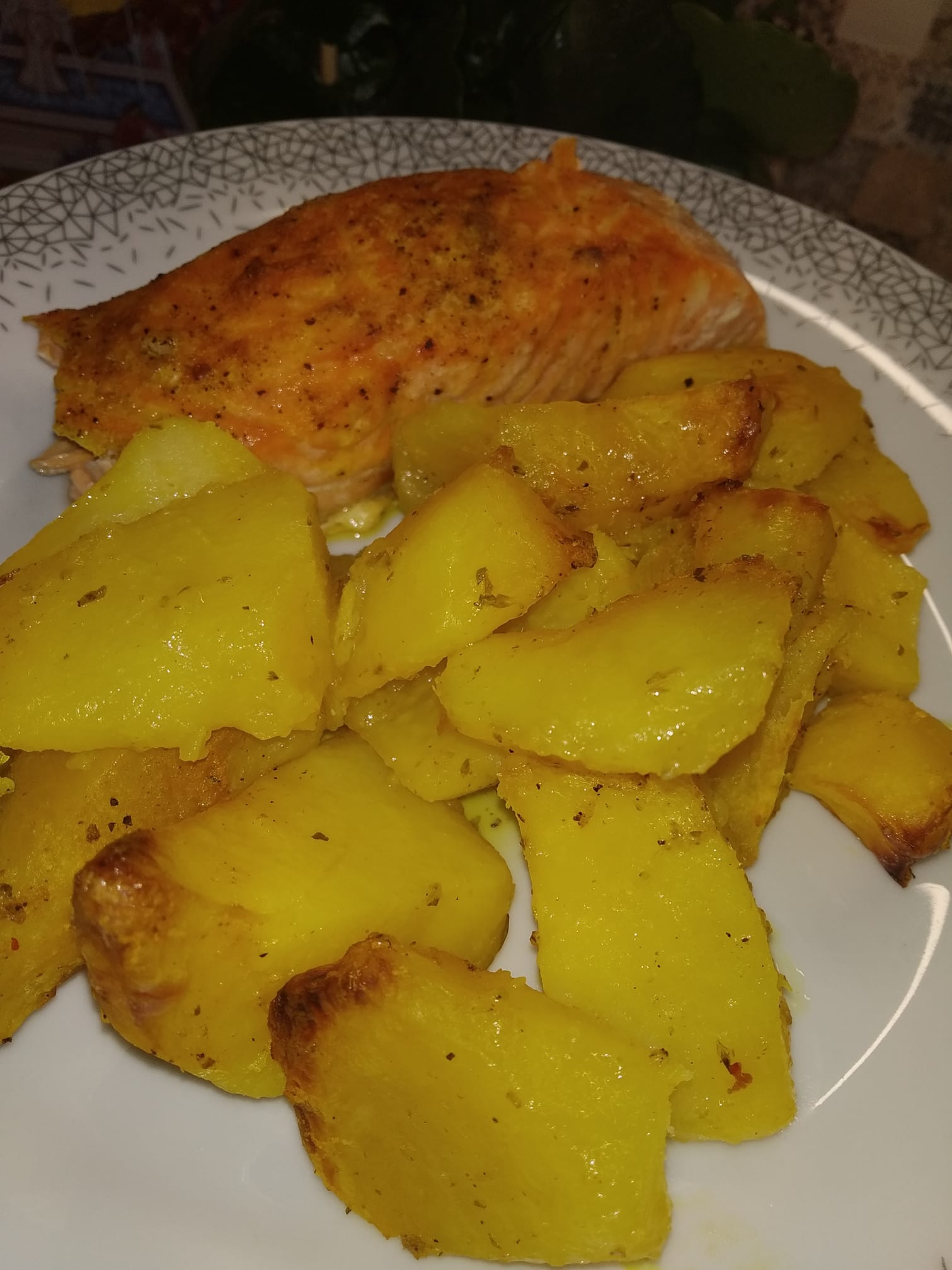 σολομός-στον-φούρνο-με-πατάτες-συνταγή- σολομός-στον-φούρνο-με-πατάτες-συνταγή-